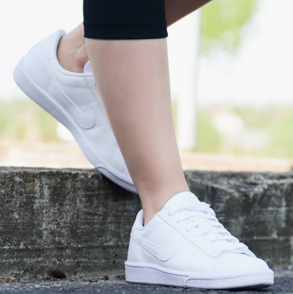 nike wmns tennis classic